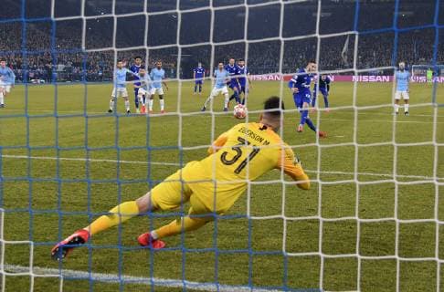 20.02.2019, Fussball, UEFA Champions League, Saison 2018 2019, Achtelfinale, Hinspiel, FC Schalke 04 - Manchester City, Nabil Bentaleb (Schalke 04) verwandelt gegen Torwart Ederson (Manchester City) den Elfmeter zum 1:1