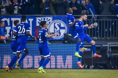 20.02.2019, xkvx, Fußball UEFA Champions League, FC Schalke 04 - Manchester City emspor, v.l. Torjubel, Goal celebration, celebrate the goal zum 2:1 durch Nabil Bentaleb (S04 - Schalke 04) per Elfmeter (DFL DFB REGULATIONS PROHIBIT ANY USE OF PHOTOGRAPHS as IMAGE SEQUENCES and or QUASI-VIDEO) Gelsenkirchen