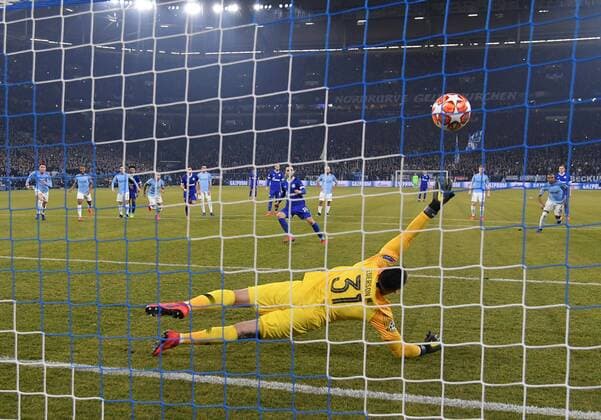 Sport Themen der Woche KW08 Sport Bilder des Tages 20.02.2019, Fussball, UEFA Champions League, Saison 2018 2019, Achtelfinale, Hinspiel, FC Schalke 04 - Manchester City, Nabil Bentaleb (Schalke 04) verwandelt gegen Torwart Ederson (Manchester City) den Elfmeter zum 2:1 *** 20 02 2019 Football UEFA Champions League Season 2018 2019 Round of sixteen first leg FC Schalke 04 Manchester City Nabil Bentaleb Schalke 04 converted against goalkeeper Ederson Manchester City the penalty to 2 1 Team2
