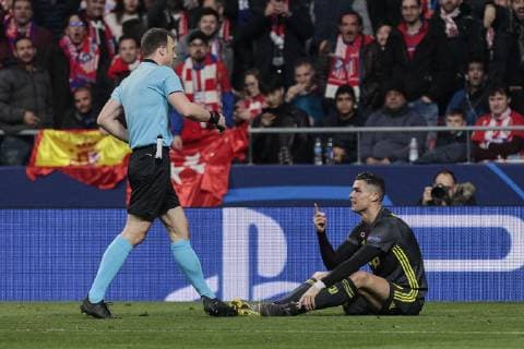 Juventus Cristiano Ronaldo have words with the referee during UEFA Champions League match, Round of 16, 1st leg between Atletico de Madrid and Juventus at Wanda Metropolitano Stadium in Madrid, Spain. February 20, 2019.  (201902200156)