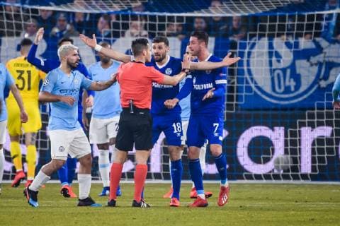 20.02.2019, xkvx, Fußball UEFA Champions League, FC Schalke 04 - Manchester City emspor, v.l. Referee Carlos Del Cerro Grande (UEFA) gibt Anweisung, gestikuliert, mit den Armen gestikulieren, gives instructions, gesticulate give the Penalty gibt den Elfmeter Video Referee Videoschiedsrichter (DFL DFB REGULATIONS PROHIBIT ANY USE OF PHOTOGRAPHS as IMAGE SEQUENCES and or QUASI-VIDEO) Gelsenkirchen