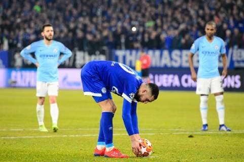 GER, UEFA Champions League, Achtelfinale Round of 16, FC Schalke 04 vs. Manchester City 20.02.2019, VELTINS Arena, Gelsenkirchen, Deutschland, GER, UEFA Champions League, Achtelfinale Round of 16, FC Schalke 04 vs. Manchester City DFL REGULATIONS PROHIBIT ANY USE OF PHOTOGRAPHS AS IMAGE SEQUENCES AND OR QUASI-VIDEO. im Bild Nabil Bentaleb ( 10 Schalke) legt sich Ball zum Elfmeter zurecht