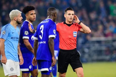GER, UEFA Champions League, Achtelfinale Round of 16, FC Schalke 04 vs. Manchester City 20.02.2019, VELTINS Arena, Gelsenkirchen, Deutschland, GER, UEFA Champions League, Achtelfinale Round of 16, FC Schalke 04 vs. Manchester City DFL REGULATIONS PROHIBIT ANY USE OF PHOTOGRAPHS AS IMAGE SEQUENCES AND OR QUASI-VIDEO. im Bild Schiedsrichter, Schiri Carlos del Cerro Grande hoert auf Videoschiedsrichter