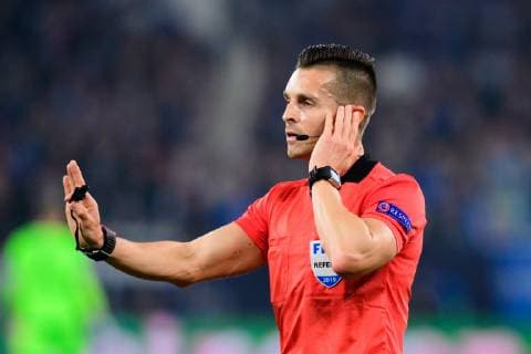 GER, UEFA Champions League, Achtelfinale Round of 16, FC Schalke 04 vs. Manchester City 20.02.2019, VELTINS Arena, Gelsenkirchen, Deutschland, GER, UEFA Champions League, Achtelfinale Round of 16, FC Schalke 04 vs. Manchester City DFL REGULATIONS PROHIBIT ANY USE OF PHOTOGRAPHS AS IMAGE SEQUENCES AND OR QUASI-VIDEO. im Bild Schiedsrichter, Schiri Carlos del Cerro Grande hoert auf Videoschiedsrichter