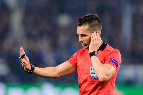 GER, UEFA Champions League, Achtelfinale Round of 16, FC Schalke 04 vs. Manchester City 20.02.2019, VELTINS Arena, Gelsenkirchen, Deutschland, GER, UEFA Champions League, Achtelfinale Round of 16, FC Schalke 04 vs. Manchester City DFL REGULATIONS PROHIBIT ANY USE OF PHOTOGRAPHS AS IMAGE SEQUENCES AND OR QUASI-VIDEO. im Bild Schiedsrichter, Schiri Carlos del Cerro Grande hoert auf Videoschiedsrichter *** GER UEFA Champions League Round of 16 FC Schalke 04 vs Manchester City 20 02 2019 VELTINS Arena Gelsenkirchen Germany GER UEFA Champions League Round of 16 FC Schalke 04 vs Manchester City DFL REGULATIONS PROHIBIT ANY USE OF PHOTOGRAPHS AS IMAGE SEQUENCES AND OR QUASI VIDEO in picture referee Schiri Carlos del Cerro Grande listens to video referee nordphotox xKurth nph00016