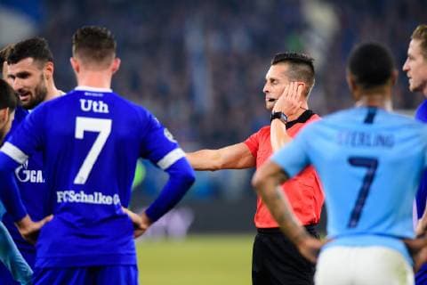 GER, UEFA Champions League, Achtelfinale Round of 16, FC Schalke 04 vs. Manchester City 20.02.2019, VELTINS Arena, Gelsenkirchen, Deutschland, GER, UEFA Champions League, Achtelfinale Round of 16, FC Schalke 04 vs. Manchester City DFL REGULATIONS PROHIBIT ANY USE OF PHOTOGRAPHS AS IMAGE SEQUENCES AND OR QUASI-VIDEO. im Bild Schiedsrichter, Schiri Carlos del Cerro Grande hoert auf Videoschiedsrichter