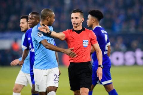 GER, UEFA Champions League, Achtelfinale Round of 16, FC Schalke 04 vs. Manchester City 20.02.2019, VELTINS Arena, Gelsenkirchen, Deutschland, GER, UEFA Champions League, Achtelfinale Round of 16, FC Schalke 04 vs. Manchester City DFL REGULATIONS PROHIBIT ANY USE OF PHOTOGRAPHS AS IMAGE SEQUENCES AND OR QUASI-VIDEO. im Bild Schiedsrichter, Schiri Carlos del Cerro Grande entscheidet auf Elfmeter