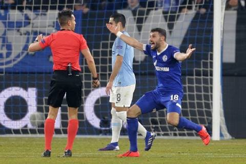 Daniel Caligiuri (Schalke) schreit auf und fordert einen Elfmeter von Schiedsrichter Carlos Del Cerro Grande (Spanien) beim Spiel FC Schalke 04 vs. Manchester City, Fussball, Champions League, Achtelfinale, 20.02.2019 FC Schalke 04 vs. Manchester City, Fussball, Champions League, Achtelfinale, 20.02.2019 Gelsenkirchen Copyright: xEIBNER MarioxHommesx EP_MHS