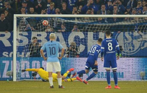 Gelsenkirchen, Germany, 20.02.2019, UEFA Champions League - 2018 19 Season, Achtelfinale, FC Schalke 04 - Manchester City, Tor zum 2:1 durch Nabil Bentaleb (S04) ( DeFodi521