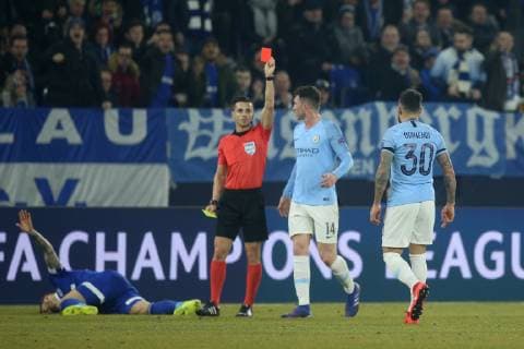 20.02.2019, Fussball, Saison 2018 2019, Champions League, Achtelfinale - FC Schalke 04 - Manchester City Nicolas Otamendi (Manchester City) sieht die gelb-rote Karte Gelsenkirchen Veltins Arena Deutschland
