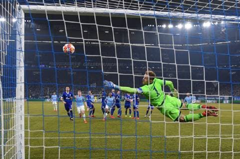 20.02.2019, Fussball, UEFA Champions League, Saison 2018 2019, Achtelfinale, Hinspiel, FC Schalke 04 - Manchester City, Leroy Sane (Manchester City), hinten verd. erzielt mit diesem Freistoss das Tor zum 2:2