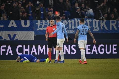 Sport Bilder des Tages Fußball Champions League Achtelfinale FC Schalke 04 - Manchester City am 20.02.2019 in der Veltins Arena in Gelsenkirchen Rote Karte für Nicolas Otamendi ( Manchester ) nach Foul an Guido Burgstaller ( Schalke ) DFL Regulations prohibit any use of photographs as image sequences and or quasi video.