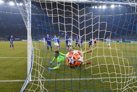 20.02.2019, Fussball, UEFA Champions League, Saison 2018 2019, Achtelfinale, Hinspiel, FC Schalke 04 - Manchester City, Leroy Sane (Manchester City), hinten verd. erzielt mit diesem Freistoss das Tor zum 2:2