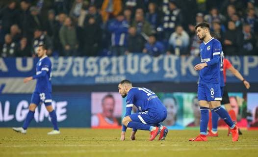 Sport Bilder des Tages 20.02.2019, Fussball UEFA Champions League 2018 2019, Achtelfinale, FC Schalke 04 - Manchester City, in der VELTINS-Arena Gelsenkirchen. (L-R) Steven Skrzybski (Schalke), Nabil Bentaleb (Schalke) und Suat Serdar (Schalke) enttäuscht