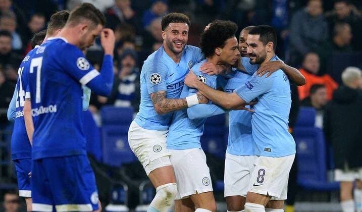 Fussball, UEFA Champions League, Herren, Saison 2018 2019, Achtelfinale, Hinspiel, VELTINS Arena Gelsenkirchen: FC Schalke 04, S04 (blau) - Manchester City (hellblau) 2:3; Jubel Leroy Sane (MAC) nach seinem Tor zum 2:2 Ausgleich, zusammen mit Kyle Walker (MAC), Ilkay Gündogan (MAC), daneben Marc Uth (S04) enttäuscht. Jubel, Freude, Aktion, Enttäuschung, Frust. UEFA REGULATIONS PROHIBIT ANY USE OF PHOTOGRAPHS AS IMAGE SEQUENCES AND OR QUASI-VIDEO.