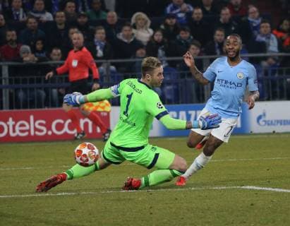 Champions League, Achtelfinale : FC Schalke 04 - Manchester City 20.02.2019 Tor 2:3 durch Raheem Sterling (City) gegen Torwart Ralf Fährmann (S04) DFL REGULATIONS PROHIBIT ANY USE OF PHOTOGRAPHS AS IMAGE SEQUENCES AND OR QUASI-VIDEO