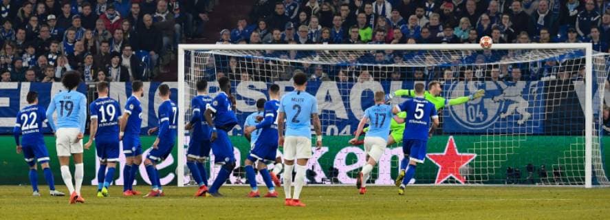 Fußball Champions League Achtelfinale FC Schalke 04 - Manchester City am 20.02.2019 in der Veltins Arena in Gelsenkirchen Tor zum 2:2 durch Leroy Sane ( Manchester ) DFL Regulations prohibit any use of photographs as image sequences and or quasi video.
