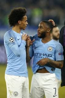 Gelsenkirchen, Deutschland, UEFA Champions League, Achtelfinale, FC Schalke 04 - Manchester City 2-3 am 20.02. 2019 in der Veltins - Arena auf Schalke in Gelsenkirchen Leroy SANE (MAN) li.- freut sich mit Raheem STERLING (MAN ) re.- Gemäß den Vorgaben der DFL Deutsche Fußball Liga ist es untersagt, in dem Stadion und oder vom Spiel angefertigte Fotoaufnahmen in Form von Sequenzbildern und oder videoähnlichen Fotostrecken zu verwerten bzw. verwerten zu lassen.