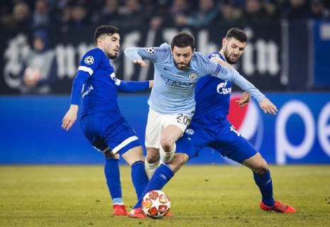 Gelsenkirchen, 20.02.2019 Suat Serdar (S04), Bernardo Silva (City), Daniel Caligiuri (S04) FC Schalke 04 - Manchester City