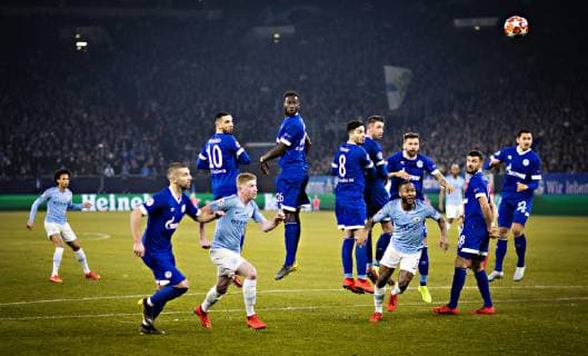 Sport Bilder des Tages Gelsenkirchen, 20.02.2019 Tor zum 2:2 durch einen Freistoß von Leroy Sane (City) FC Schalke 04 - Manchester City