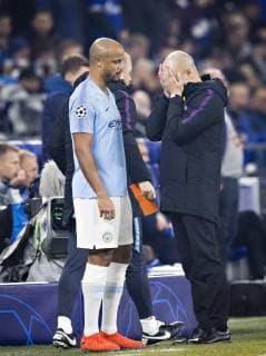 Gelsenkirchen, 20.02.2019 Trainer Pep Guardiola (City) steht nach der roten Karte ratlos vor Vincent Kompany FC Schalke 04 - Manchester City