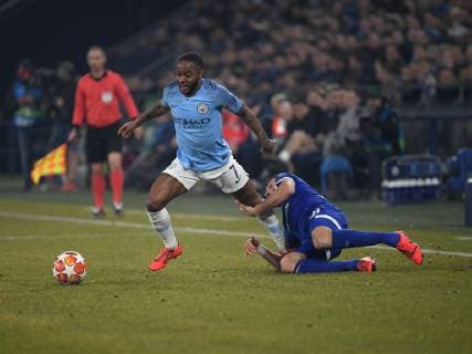 20.02.2019, Fussball, UEFA Champions League, Saison 2018 2019, Achtelfinale, Hinspiel, FC Schalke 04 - Manchester City 2:3, v.li., Raheem Sterling (Manchester City), Daniel Caligiuri (FC Schalke 04)