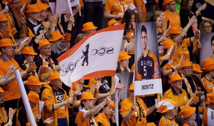 Volleyball Berlin 20.02.2019 Bundesliga Herren Max Schmeling Halle BERLIN RECYCLING Volleys geg Hypo Tirol AlpenVolleys Haching 3 : 0 FANS BERLIN RECYCLING Volleys mit Banner von Moritz REICHERT 5 scc und Fahne