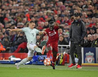 19.02.2019, Fussball UEFA Champions League 2018 2019, Achtelfinale, FC Liverpool - FC Bayern München, Anfield Stadium in Liverpool (England), v.li: Joshua Kimmich (FC Bayern München) gegen Sadio Mane (FC Liverpool) beobachtet von Trainer Jürgen Klopp (FC Liverpool). ***DFL and DFB regulations prohibit any use of photographs as image sequences and or quasi-video.*** *** 19 02 2019 Football UEFA Champions League 2018 2019 Round of 16 FC Liverpool FC Bayern Munich Anfield Stadium in Liverpool England v li Joshua Kimmich FC Bayern Munich vs. Sadio Mane FC Liverpool observed by coach Jürgen Klopp FC Liverpool DFL and DFB regulations prohibit any use of photographs as image sequences and or quasi video