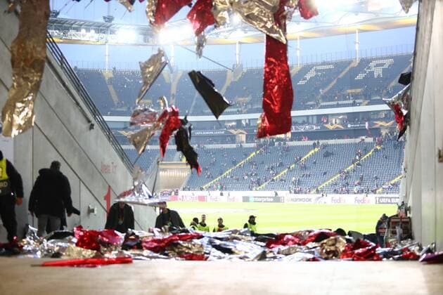 Sport Themen der Woche KW08 Sport Bilder des Tages Fans von Eintracht Frankfurt bauen vor dem Spiel gegen Donetsk die Choreo ab Eintracht Frankfurt vs Schachtjor Donetsk, Fussball, Europa League, 21.02.2019 Eintracht Frankfurt vs Schachtjor Donetsk, Fussball, Europa League, 21.02.2019 Frankfurt *** Fans of Eintracht Frankfurt build the Choreo ab Eintracht Frankfurt vs. Schachtjor Donetsk Fussball Europa League 21 02 2019 Eintracht Frankfurt vs. Schachtjor Donetsk Fussball Europa League 21 02 2019 Frankfurt before the match against Donetsk Copyright: xEIBNER RenexWeissx EP_RWS