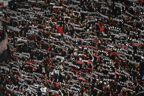 21.02.2019, xmhx, Fussball UEFA Europa League, Eintracht Frankfurt - Schachtar Donezk emspor, v.l. Eintracht Fans singen nach Spielende und Sieg die Hymne Eintracht am Main . Fahnen, Flaggen, Banner, Schals, Stimmung, Ultras (DFL DFB REGULATIONS PROHIBIT ANY USE OF PHOTOGRAPHS as IMAGE SEQUENCES and or QUASI-VIDEO) Frankfurt am Main