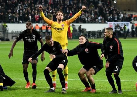 Sport Bilder des Tages 21.02.2019, xfux, Fussball UEFA Europa League, Eintracht Frankfurt - Schachtar Donezk, emspor, v.l. Evan Ndicka N Dicka N«Dicka (Eintracht Frankfurt), Ante Rebic (Eintracht Frankfurt), Kevin Trapp (Eintracht Frankfurt), Luka Jovic (Eintracht Frankfurt), Mijat Gacinovic (Eintracht Frankfurt) jubeln jubelt nach Spielende. (DFL DFB REGULATIONS PROHIBIT ANY USE OF PHOTOGRAPHS as IMAGE SEQUENCES and or QUASI-VIDEO) Frankfurt am Main