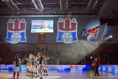 Handball 2.Handball Bundesliga 2018 2019 - Handball Sportverein Hamburg vs. HC Rhein Vikings Mannschaft des Handball Sportvereins Hamburg, vor dem Spiel, Torwart Aron Edvardsson (Handball Sportverein Hamburg), auf dem grossen Screen, Sporthalle Hamburg Hamburg