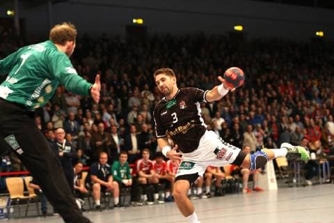 Handball 2.Handball Bundesliga 2018 2019 - Handball Sportverein Hamburg vs. HC Rhein Vikings Torwart Mikkel Moldrup (HC Rhein Vikings),Stefan Schröder (Handball Sportverein Hamburg),erfolgreicher Torwurf, Sporthalle Hamburg Hamburg