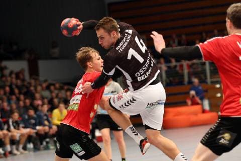 Handball 2.Handball Bundesliga 2018 2019 - Handball Sportverein Hamburg vs. HC Rhein Vikings Paul Skorupa (HC Rhein Vikings),Lukas Ossenkopp (Handball Sportverein Hamburg),erfolgreicher Torwurf, Sporthalle Hamburg Hamburg