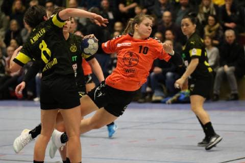 mitte, Jennifer Kämpf ( Leverkusen ) beim Wurf, Handball - 1.Bundesliga Frauen Handball - Borussia Dortmund vs. Bayer 04 Leverkusen, Herdecke , Sporthalle Bleichstein, 22.02.2019 , Herdecke Sporthalle Bleichstein NRW Deutschland