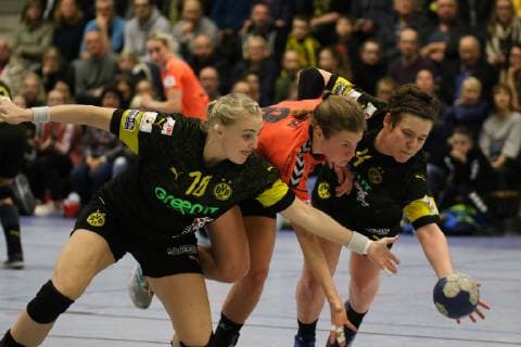 v.l. Hildigunnur Einarsdottir ( Dortmund ), Sally Potocki ( Leverkusen ) und Alina Grijseels ( Dortmund ), Handball - 1.Bundesliga Frauen Handball - Borussia Dortmund vs. Bayer 04 Leverkusen, Herdecke , Sporthalle Bleichstein, 22.02.2019 , Herdecke Sporthalle Bleichstein NRW Deutschland