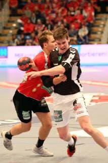 Handball 2.Handball Bundesliga 2018 2019 - Handball Sportverein Hamburg vs. HC Rhein Vikings Paul Skorupa (HC Rhein Vikings),Dominik Axmann (Handball Sportverein Hamburg), nicht erfolgreicher Torwuf Sporthalle Hamburg Hamburg