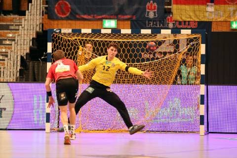 Handball 2.Handball Bundesliga 2018 2019 - Handball Sportverein Hamburg vs. HC Rhein Vikings Christian Hoße (HC Rhein Vikings),7meter, erfolgreich,Torwart Marcel Kokoszka (Handball Sportverein Hamburg), Sporthalle Hamburg Hamburg