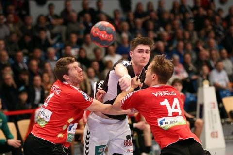 Handball 2.Handball Bundesliga 2018 2019 - Handball Sportverein Hamburg vs. HC Rhein Vikings Christian Hoße (HC Rhein Vikings),Philipp Bauer (Handball Sportverein Hamburg),erfolgreicher Torwurf,Paul Skorupa (HC Rhein Vikings), Sporthalle Hamburg Hamburg