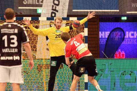 Handball 2.Handball Bundesliga 2018 2019 - Handball Sportverein Hamburg vs. HC Rhein Vikings Niklas Weller (Handball Sportverein Hamburg),Torwart Aron Edvardsson (Handball Sportverein Hamburg),Christian Hoße (HC Rhein Vikings),7meter, erfolgreich, Sporthalle Hamburg Hamburg