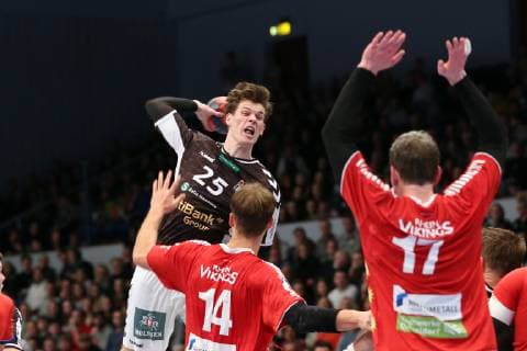 Handball 2.Handball Bundesliga 2018 2019 - Handball Sportverein Hamburg vs. HC Rhein Vikings Finn Wullenweber (Handball Sportverein Hamburg),erfolgreicher Torwurf,Paul Skorupa (HC Rhein Vikings),Bennet Johnen (HC Rhein Vikings), Sporthalle Hamburg Hamburg