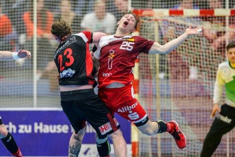 Zweikampf zwischen Valentin Spohn (Luebbecke 23) und Justin Mueller (Essen 25) beim Spiel TUSEM Essen vs. TuS N-Luebbecke, Handball, 2. Bundesliga, 22.02.2019 TUSEM Essen vs. TuS N-Luebbecke, Handball, 2. Bundesliga, 22.02.2019 Essen Copyright: xEIBNER MarioxHommesx EP_MHS