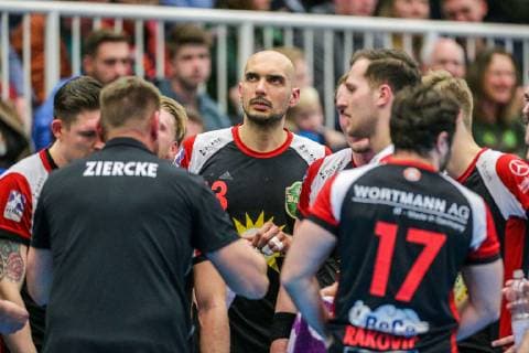 Marko Bagaric (Luebbecke 13) schaut waehrend einer Auszeit hoch zur Uhr beim Spiel TUSEM Essen vs. TuS N-Luebbecke, Handball, 2. Bundesliga, 22.02.2019 TUSEM Essen vs. TuS N-Luebbecke, Handball, 2. Bundesliga, 22.02.2019 Essen Copyright: xEIBNER MarioxHommesx EP_MHS