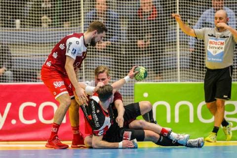 Im Kampf um den Ball v.l. Tom Skroblien (Essen 52), Luca Witzke (Essen 7) und Jo Gerrit Genz (Luebbecke 5) beim Spiel TUSEM Essen vs. TuS N-Luebbecke, Handball, 2. Bundesliga, 22.02.2019 TUSEM Essen vs. TuS N-Luebbecke, Handball, 2. Bundesliga, 22.02.2019 Essen Copyright: xEIBNER MarioxHommesx EP_MHS