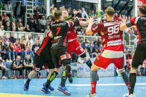 Luca Witzke (Essen 7) wird von Moritz Schade (Luebbecke 25) und Patryk Walczak (Luebbecke 7) geblockt, rechts versucht Tim Zechel (Essen 96) den freien Ball zu fangen beim Spiel TUSEM Essen vs. TuS N-Luebbecke, Handball, 2. Bundesliga, 22.02.2019 TUSEM Essen vs. TuS N-Luebbecke, Handball, 2. Bundesliga, 22.02.2019 Essen Copyright: xEIBNER MarioxHommesx EP_MHS