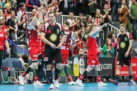 Marian Orlowski (Luebbecke 29) steht nach dem Spiel enttaeuscht auf dem Feld waehrend die Essener Spieler jubeln beim Spiel TUSEM Essen vs. TuS N-Luebbecke, Handball, 2. Bundesliga, 22.02.2019 TUSEM Essen vs. TuS N-Luebbecke, Handball, 2. Bundesliga, 22.02.2019 Essen Copyright: xEIBNER MarioxHommesx EP_MHS