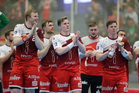 v.l Lucas Firnhaber (Essen 26), Luca Witzke (Essen 7), Niklas Ingenpass (Essen 55), Moritz Mangold (Essen 87) und Carsten Ridder (Essen 24) klatschen den Fans von TUSEM Essen Beifall beim Spiel TUSEM Essen vs. TuS N-Luebbecke, Handball, 2. Bundesliga, 22.02.2019 TUSEM Essen vs. TuS N-Luebbecke, Handball, 2. Bundesliga, 22.02.2019 Essen Copyright: xEIBNER MarioxHommesx EP_MHS