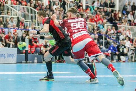 v. li. im Zweikampf Lukasz Gierak (Luebbecke 10) und Tim Zechel (Essen 96) beim Spiel TUSEM Essen vs. TuS N-Luebbecke, Handball, 2. Bundesliga, 22.02.2019 TUSEM Essen vs. TuS N-Luebbecke, Handball, 2. Bundesliga, 22.02.2019 Essen Copyright: xEIBNER MarioxHommesx EP_MHS
