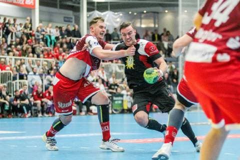 v.l. Lucas Firnhaber (Essen 26) blockt einen Angriff von Patryk Walczak (Luebbecke 7) beim Spiel TUSEM Essen vs. TuS N-Luebbecke, Handball, 2. Bundesliga, 22.02.2019 TUSEM Essen vs. TuS N-Luebbecke, Handball, 2. Bundesliga, 22.02.2019 Essen Copyright: xEIBNER MarioxHommesx EP_MHS