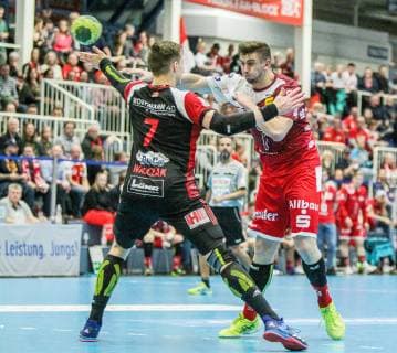 v.l. Patryk Walczak (Luebbecke 7) kann den Wurf von Dennis Szczesny (Essen 22) nicht blocken beim Spiel TUSEM Essen vs. TuS N-Luebbecke, Handball, 2. Bundesliga, 22.02.2019 TUSEM Essen vs. TuS N-Luebbecke, Handball, 2. Bundesliga, 22.02.2019 Essen Copyright: xEIBNER MarioxHommesx EP_MHS